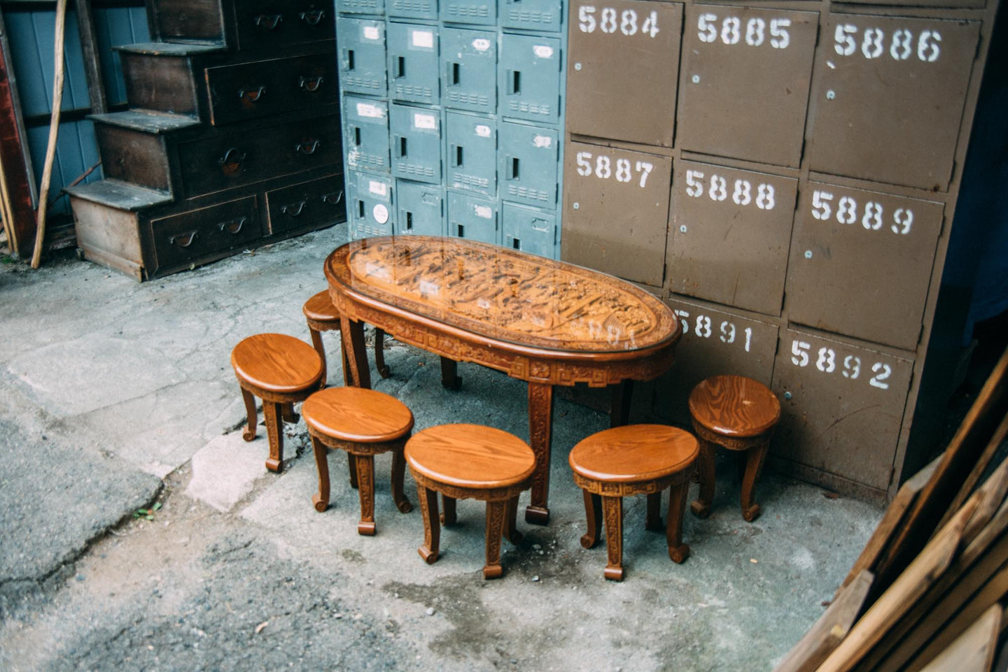 中国のめちゃくちゃ彫られた木のお茶飲みテーブルと椅子6脚のセット