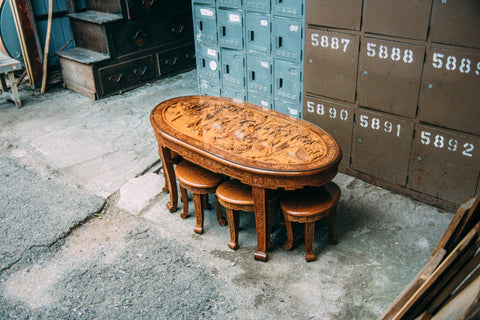 中国のめちゃくちゃ彫られた木のお茶飲みテーブルと椅子6脚のセット