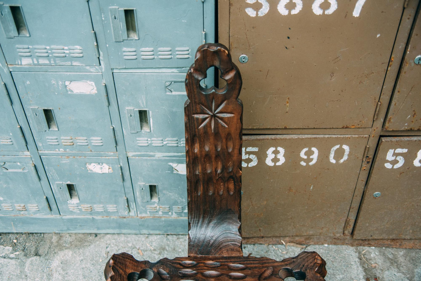 スペイン製の3つ脚の彫の木製椅子