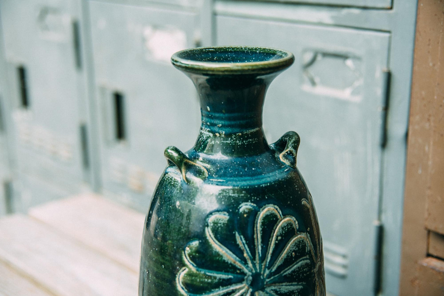 深い青が美しいオリエンタルな花瓶／陶工加藤宇助の作品